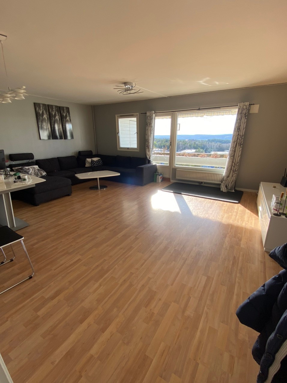 Stue med utgang til stor terrasse med egen bod